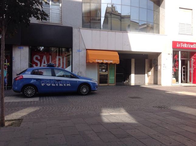 Gemelle tentano di rubare cappotti in un noto franchising di Corso Mazzini 80 hm cosenza furto mazzini gemelle