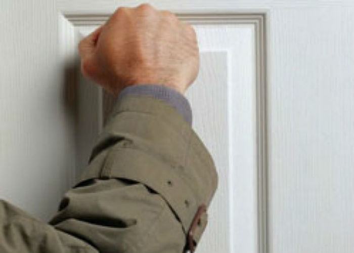 Bussa al portone armato bestemmiando e tenta di stuprare due ragazze 51 hussier
