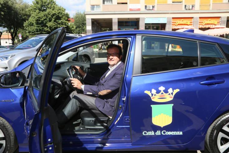 Lotta all'inquinamento, la Toyota regala un'auto ibrida alla città di Cosenza (FOTO) 63 ibrida-cosenza (7)