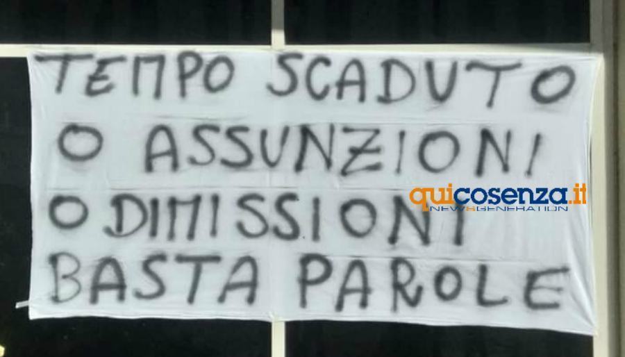 idonei protesta sanita striscione