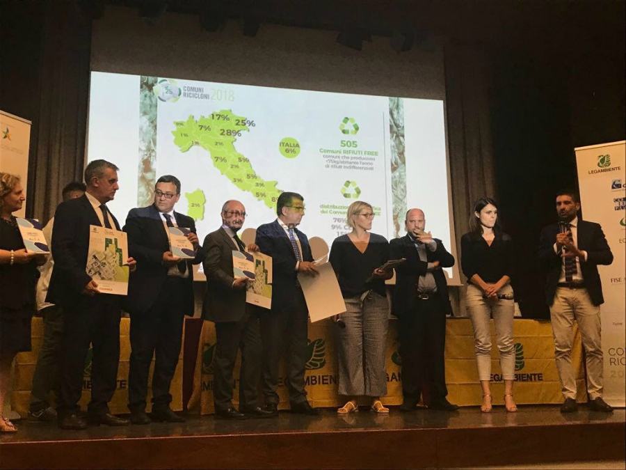 il Presidente della Commissione Ambiente Vincenzo Granatadurante la cerimonia di premiazione 2