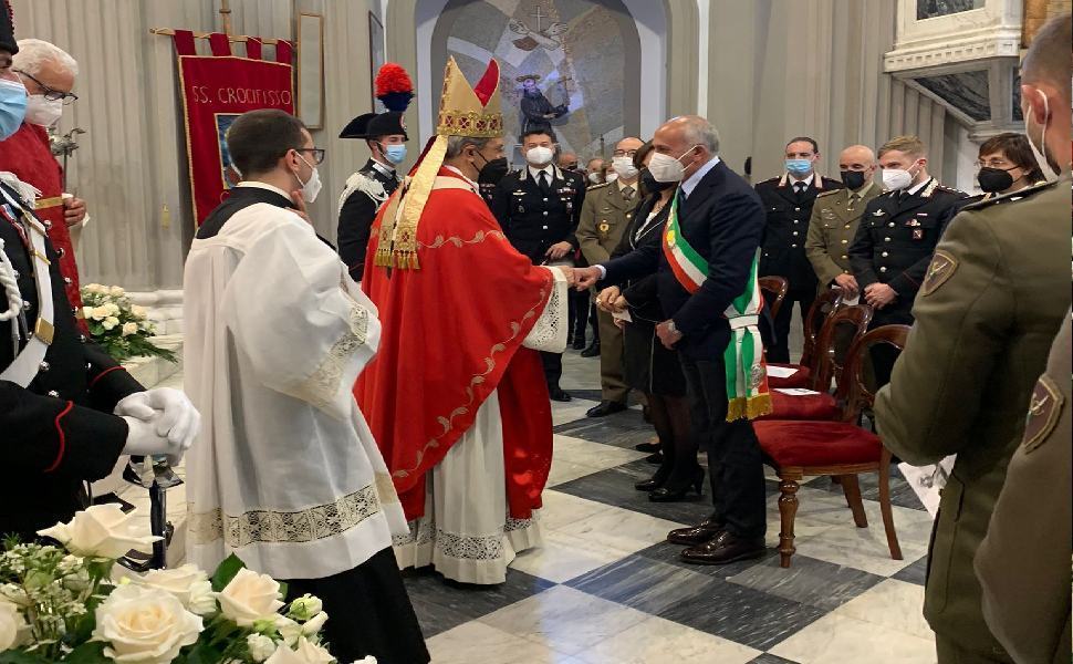 Il Sindaco Franz alla solenne celebrazione "affido Cosenza al Santissimo Crocifisso" 51 il Sindaco Franz Caruso alle celebrazioni del Santissimo Cocifisso saluta Mons.Nole