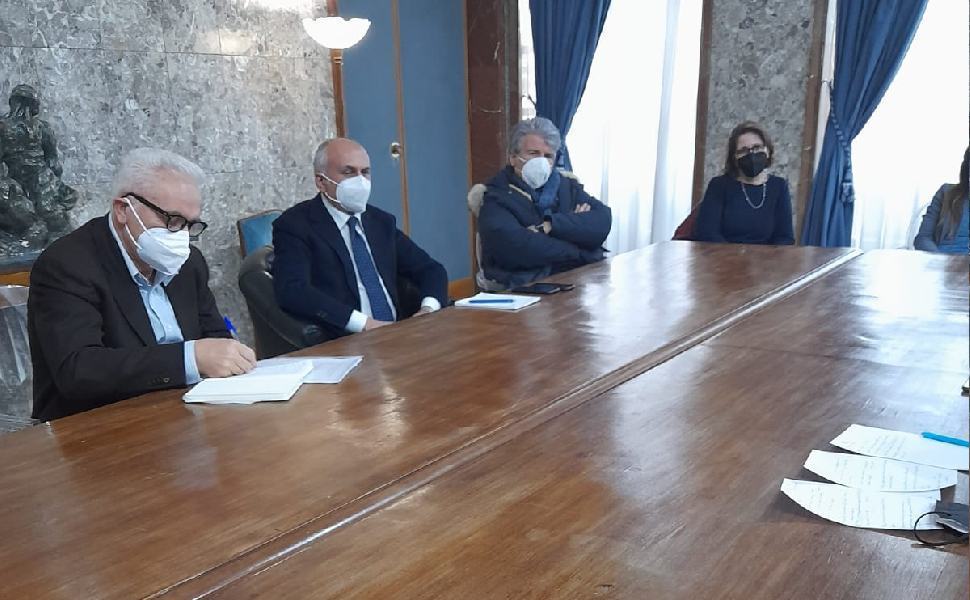 Il progetto - una scuola di formazione di maestranze edili nel centro storico 51 il Sindaco Franz Caruso durante la riunione