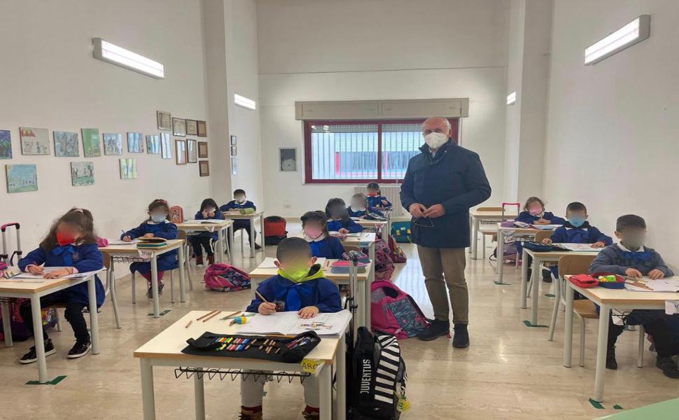 Franz Caruso in visita all'Istituto comprensivo "Zumbini 1" 51 il Sindaco Franz Caruso in visita al plesso scolastico di Donnici 1