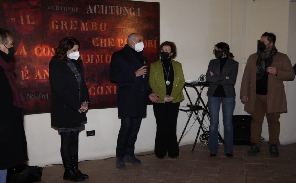 il Sindaco Franz Caruso inaugura la mostra