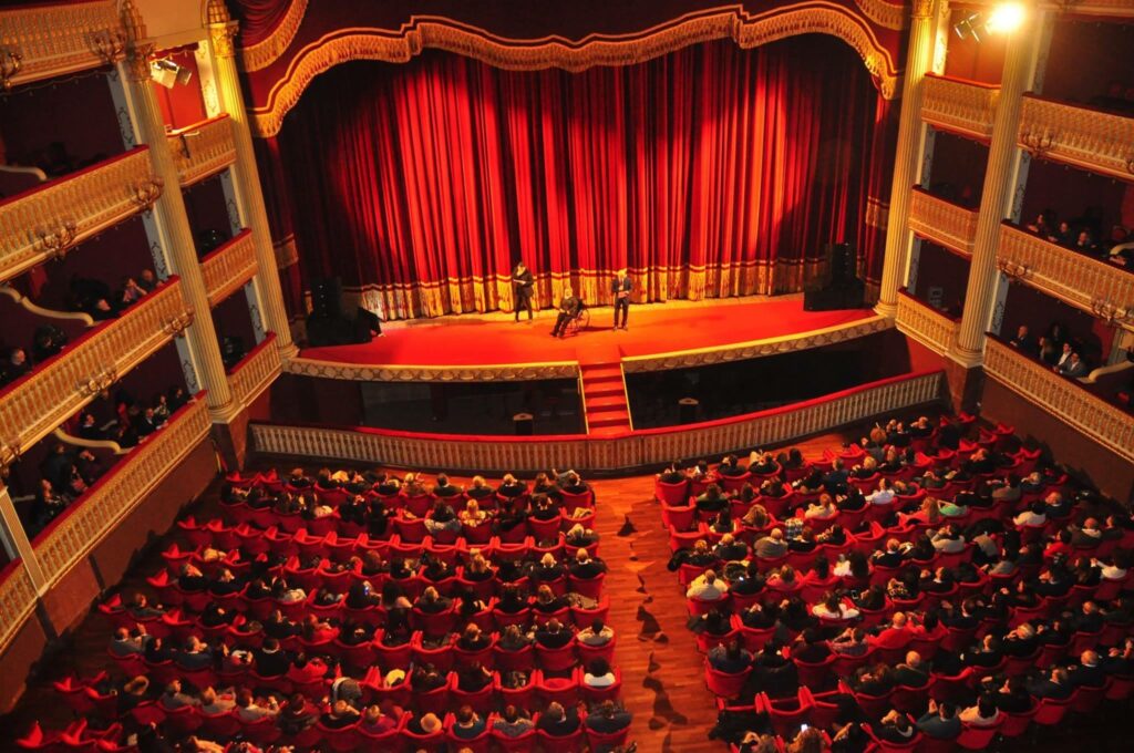 il numeroso pubblico intervenuto al Rendano per09liniziativa di Bracciaperte 2