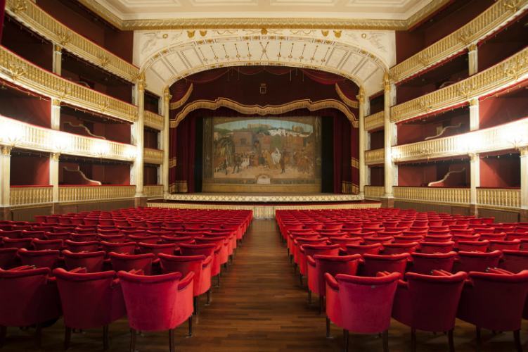 il sipario storico del Rendano foto di Ivano Amato 1