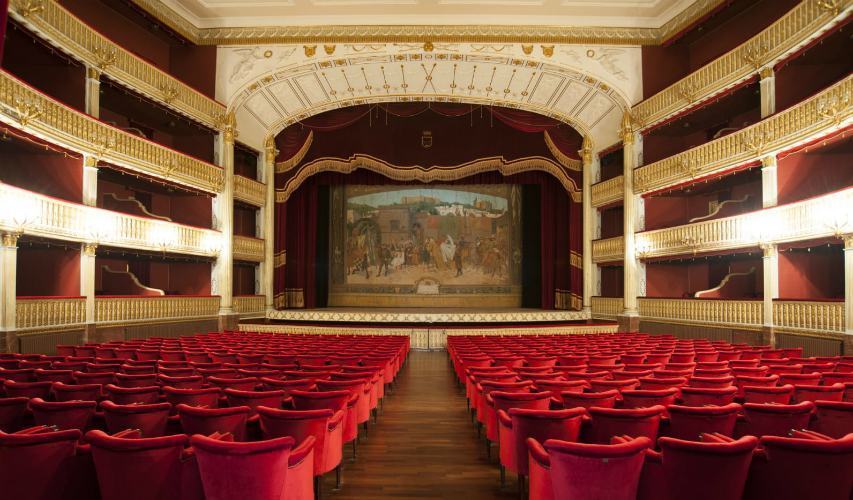 il sipario storico del Rendano foto di Ivano Amato