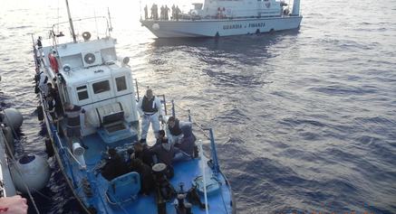 immigrati nave guardia costiera