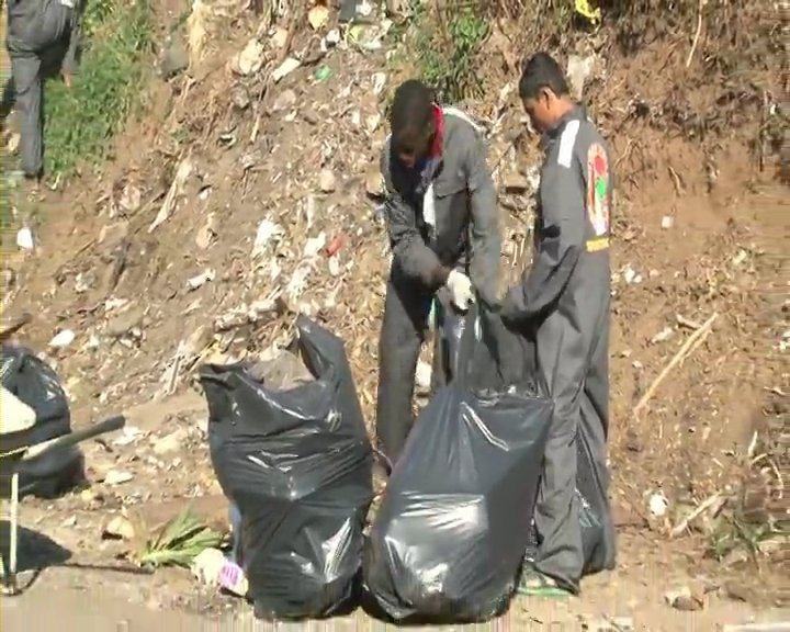 Migranti al lavoro nei terreni di Rosarno confiscati alla 'ndrangheta 197 immigrati puliscono rosarno