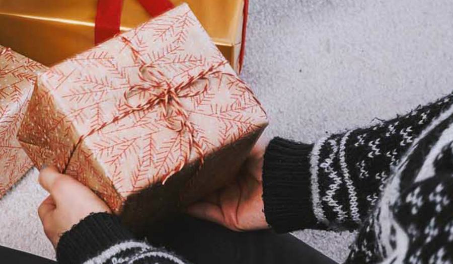 incartare regalo natale