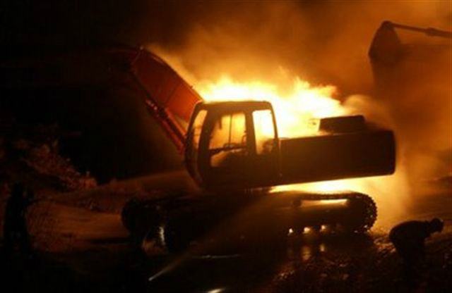 Atto intimidatorio nei confronti del presidente Ance di Cosenza: incendiato escavatore 51 incendiato escavatore