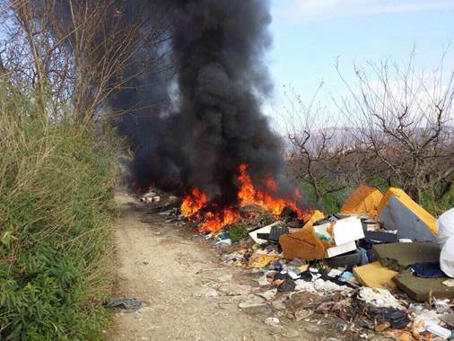 Sorpresa a incendiare rifiuti, denunciata donna nel cosentino 51 incendio