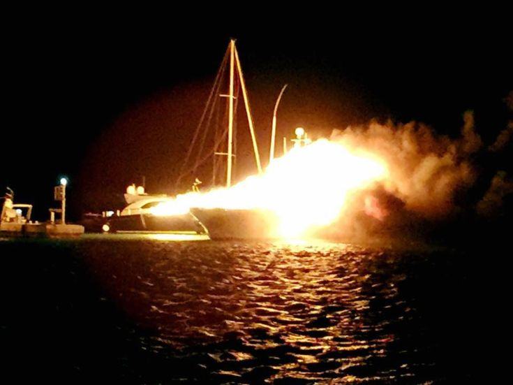 Cetraro, ennesima imbarcazione in fiamme nel porto turistico. Si indaga per stabilire se l'incendio è doloso 197 incendio 2