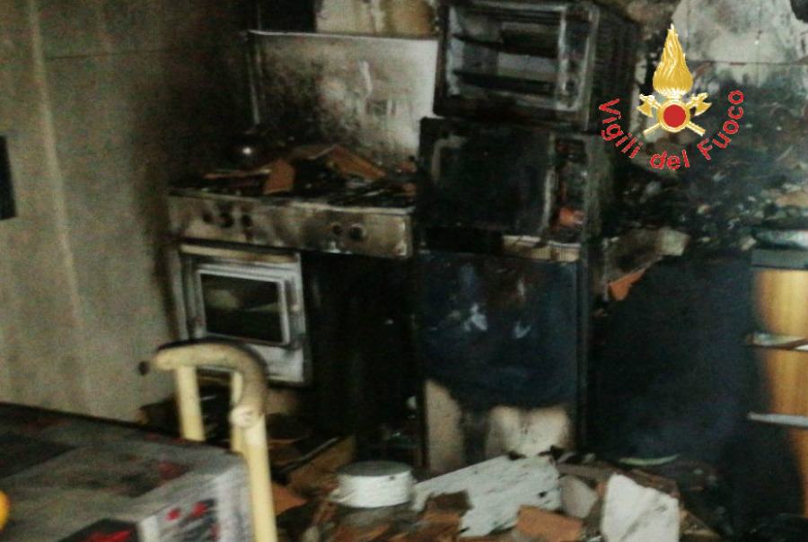 Incendio nella notte in un'abitazione, fiamme partite dal frigorifero della cucina 55 incendio abitazione caraffa Copia