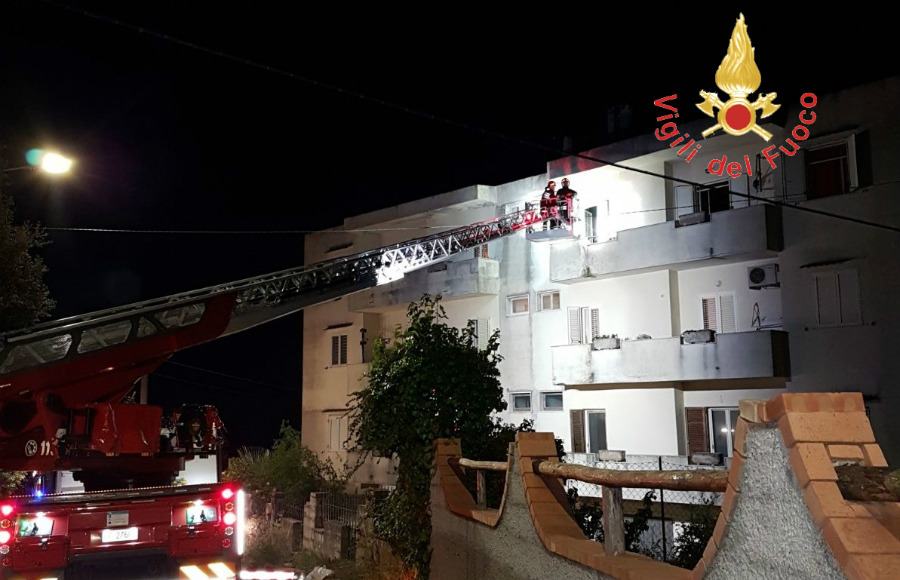 Incendio all'ultimo piano di una palazzina, il rogo partito dal caminetto 55 incendio abitazione vigili fuoco