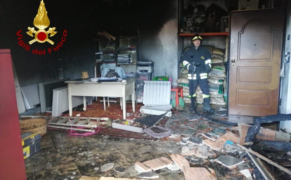 Incendio in un appartamento, danni ingenti 51 incendio appartamento ciro marina
