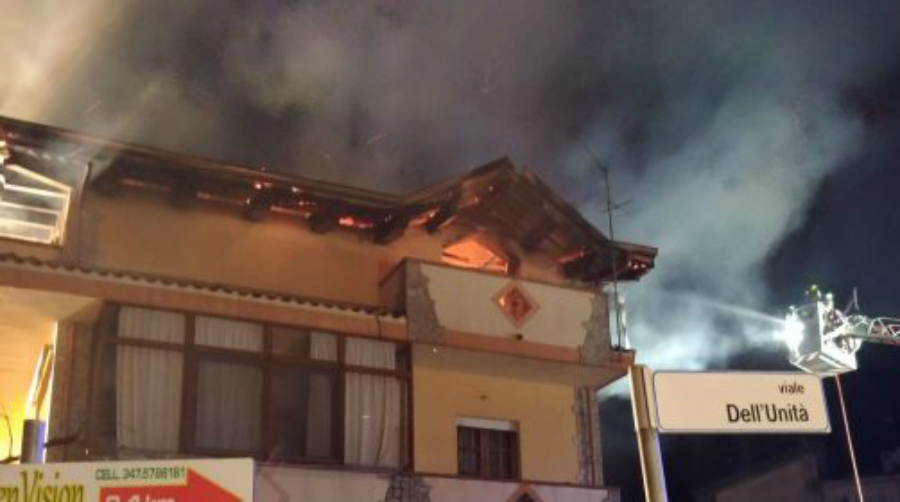 Incendio devasta un attico, inquilini evacuati 51 incendio attico limbadi