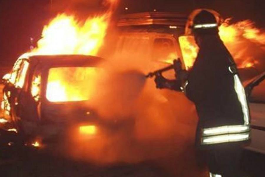Liti per i parcheggi sotto casa, dà fuoco all'auto della vicina. Arrestato 51 incendio auto 3 3 2