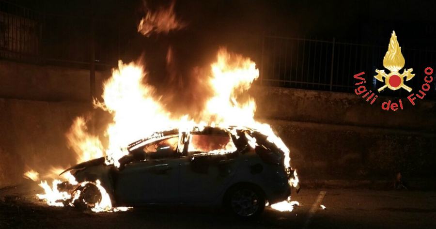 Auto incendiata e rogo nel parco giochi, doppio intervento dei vigili del fuoco 53 incendio auto ford fiesta