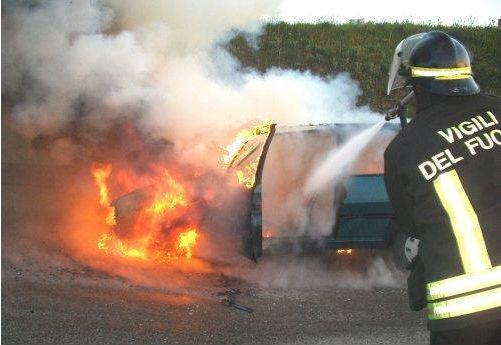 incendio auto sacerdote