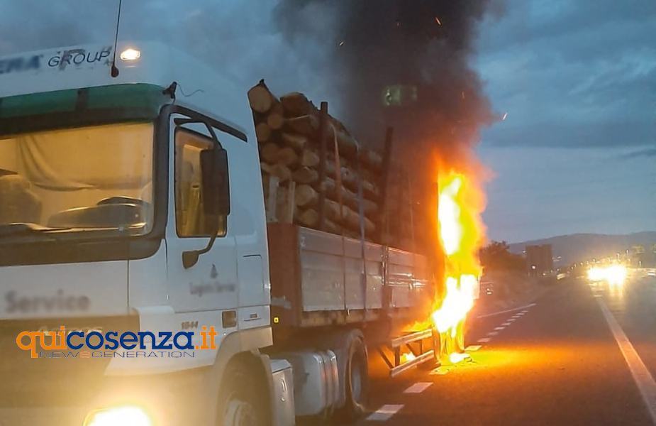 VIDEO - Rende, autoarticolato carico di legname in fiamme sull'autostrada 51 incendio autoarticolato carico di legname