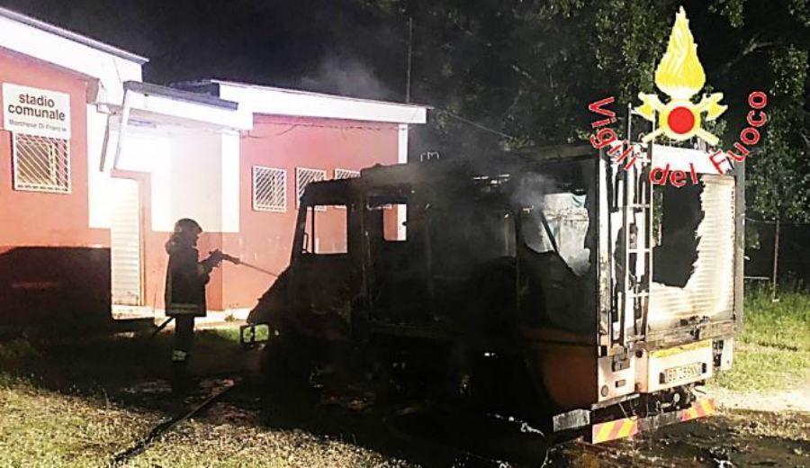 In fiamme automezzo di Calabria verde 51 incendio autobotte calabria verde