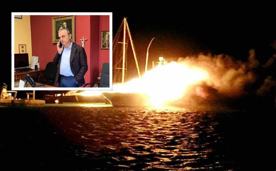 incendio barca a vela