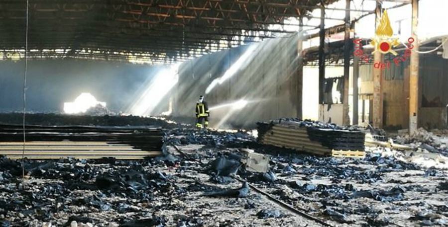 incendio capannone CZ