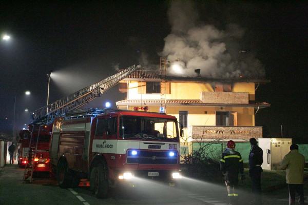 Anziano rientra nella propria abitazione in fiamme, salvato dagli agenti 77 incendio casa