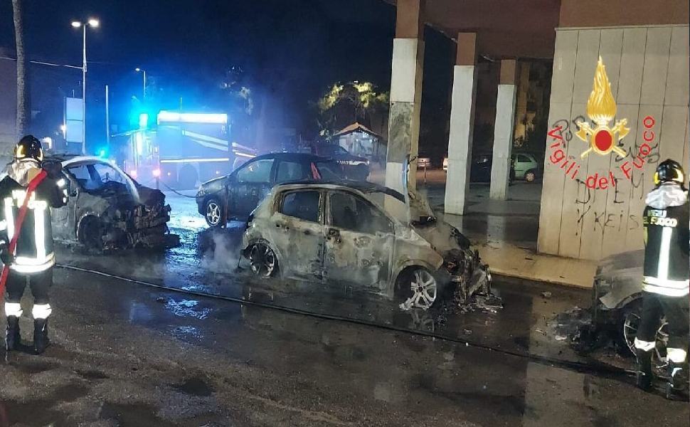 Notte di roghi, altre 4 auto in fiamme in un quartiere. Si indaga 51 incendio catanzaro 1