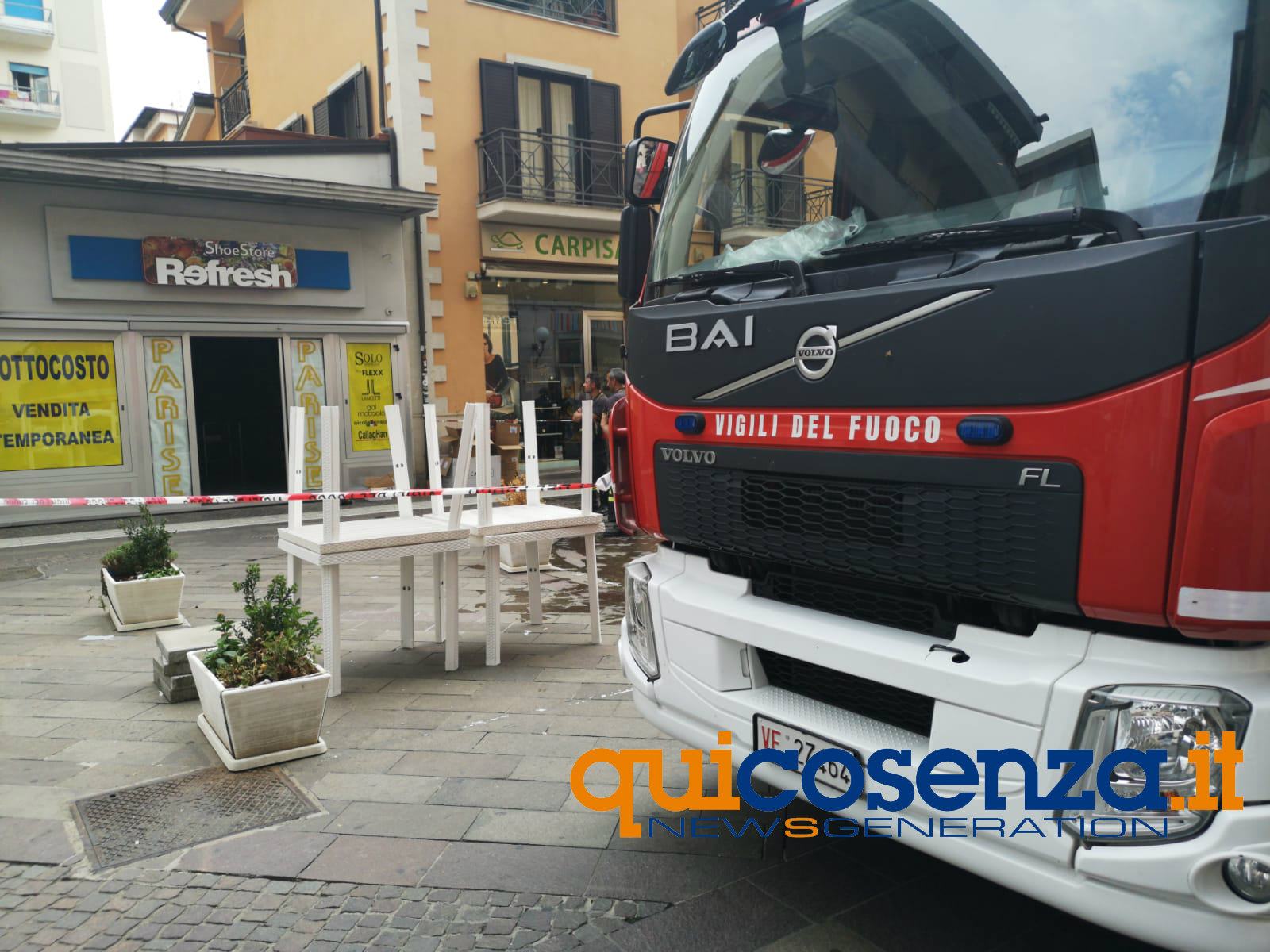 FOTONOTIZIA - Principio di incendio a Cosenza in un negozio di Corso Mazzini 65 incendio corso mazzini2