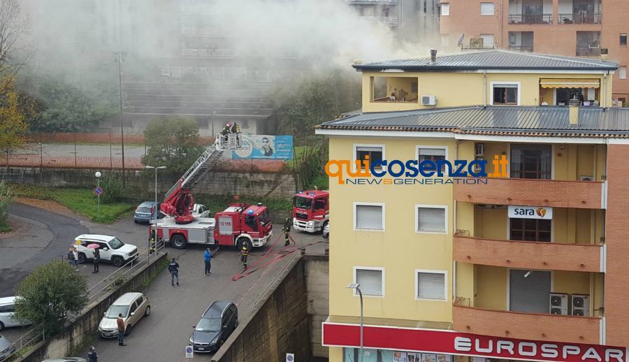 Cosenza, incendio all'ultimo piano di un palazzo. Vigili del fuoco al lavoro 53 incendio cosenza attico via marconi