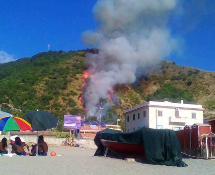 incendio fiumefreddo