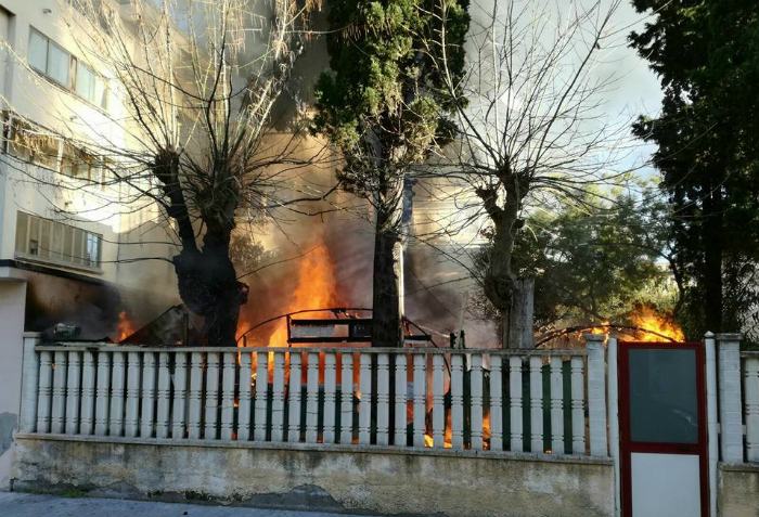 Litiga con il vicino, lo minaccia e poi dà fuoco al suo giardino: denunciato 40enne cosentino 51 incendio giardino