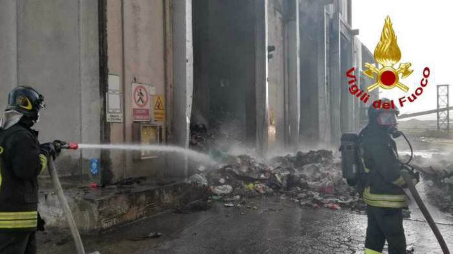 incendio impianto rifiuti lamezia ex sir 02