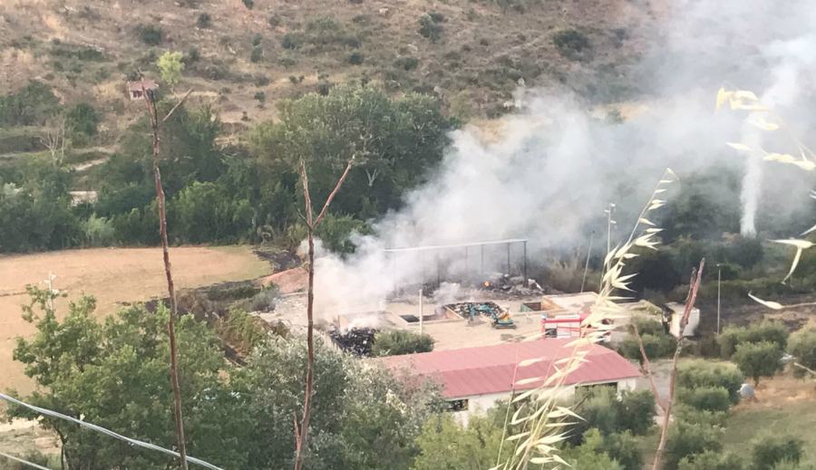 incendio isola ecologica firmo 1