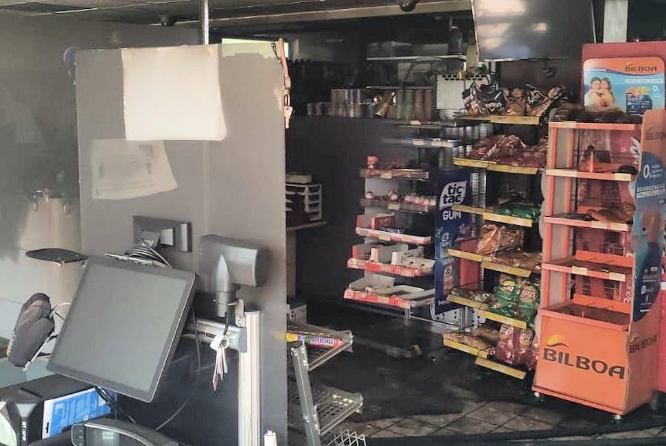 In fiamme un supermercato a Roccella, intervengono i vigili del fuoco. Nessun ferito 51 incendio magazzino1