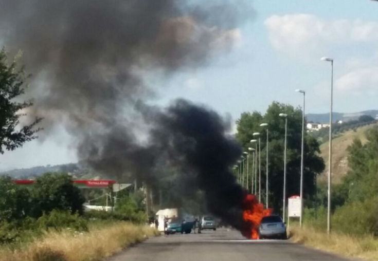 FOTONOTIZIA - Auto in fiamme in contrada Lecco a Rende 61 incendio minicooper c da lecco 1