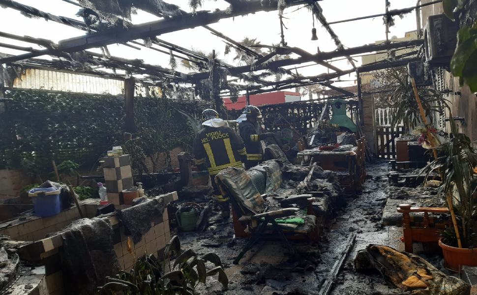 Divampa l'incendio, in fiamme un'abitazione. I vigili del fuoco evitano il peggio 51 incendio monasterace 3 1
