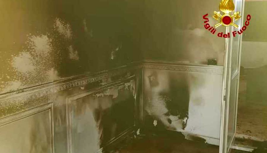 In fiamme il piano mansardato edificio, in salvo una novantenne 51 incendio piano mansardato catanzaro vigili fuoco
