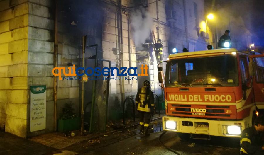 incendio pizzeria reggio calabria vv ff 05