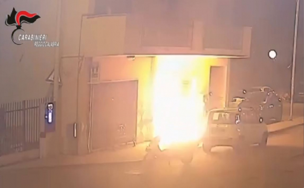 Rifiuta di vendere il negozio e glielo incendiano. Incastrati anche dalle intercettazioni 51 incendio reggio calabria 1