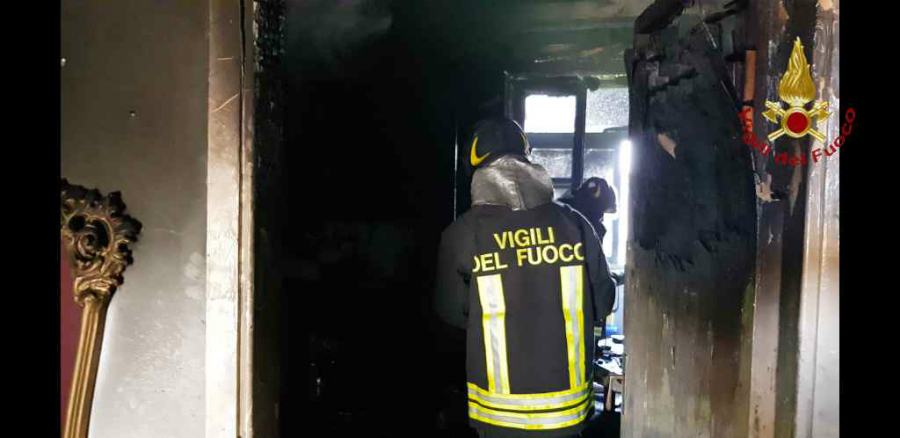 Incendio devasta un'abitazione nei pressi del Granillo, fiamme partite dalla cucina (FOTO) 55 incendio reggio casa granillo 01