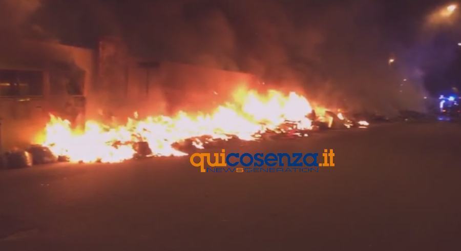 Rifiuti dati alle fiamme, vigili del fuoco al lavoro per tutta la notte 50 incendio rifiuti