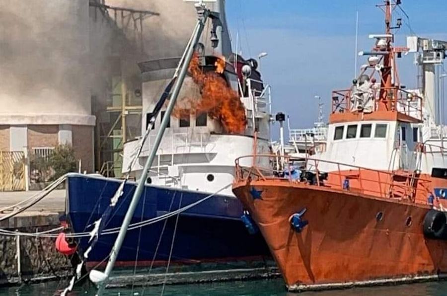 (FOTO - VIDEO) In fiamme un rimorchiare, in salvo tutte le persone a bordo 51 incendio rimorchiatore