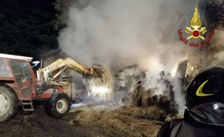 incendio stalla vigili fuoco