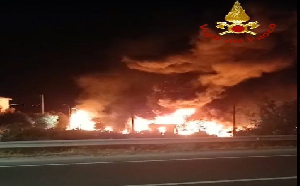 Scoppia un incendio in un rudere, Statale 106 avvolta da fumo e fiamme 51 incendio statale 106 monasterace