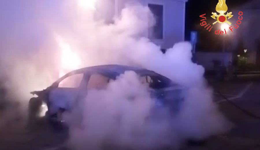 Ancora un'auto incendiata in piena notte, si segue la pista dolosa 51 incendio suv mercedes