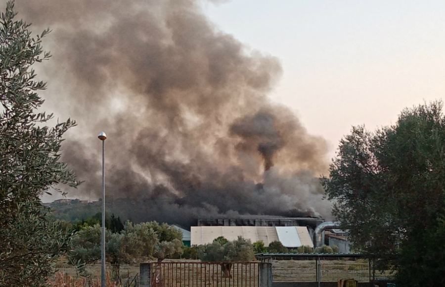 Rifiuti in fiamme, scuole chiuse a causa del denso fumo 51 incendio trattamento rifiuti siderno 2